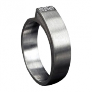Ring 5mm met 3 steentjes en open askamer